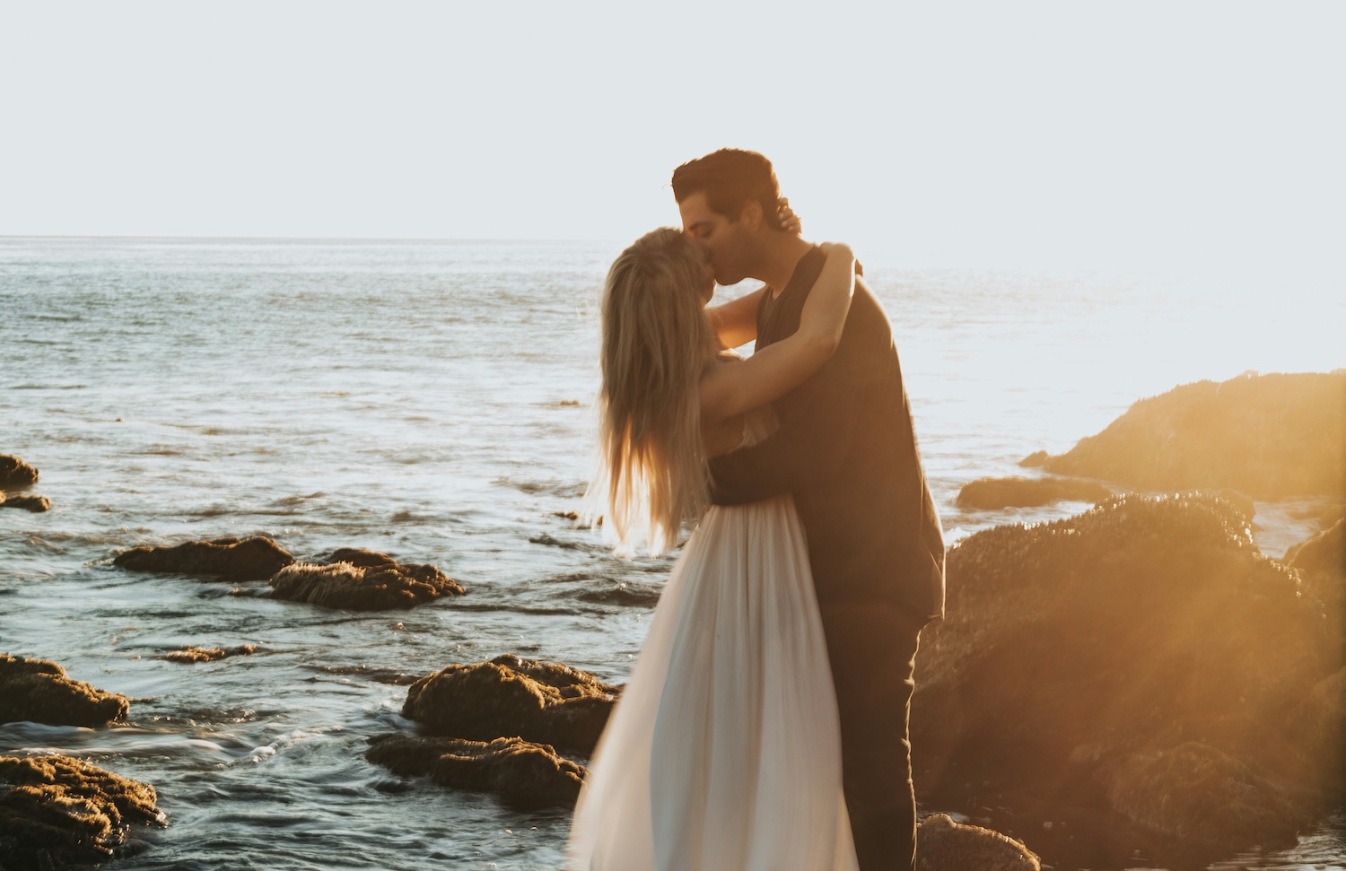 電話占いで恋愛相談するなら？当たる占い師10選【2025年最新版】