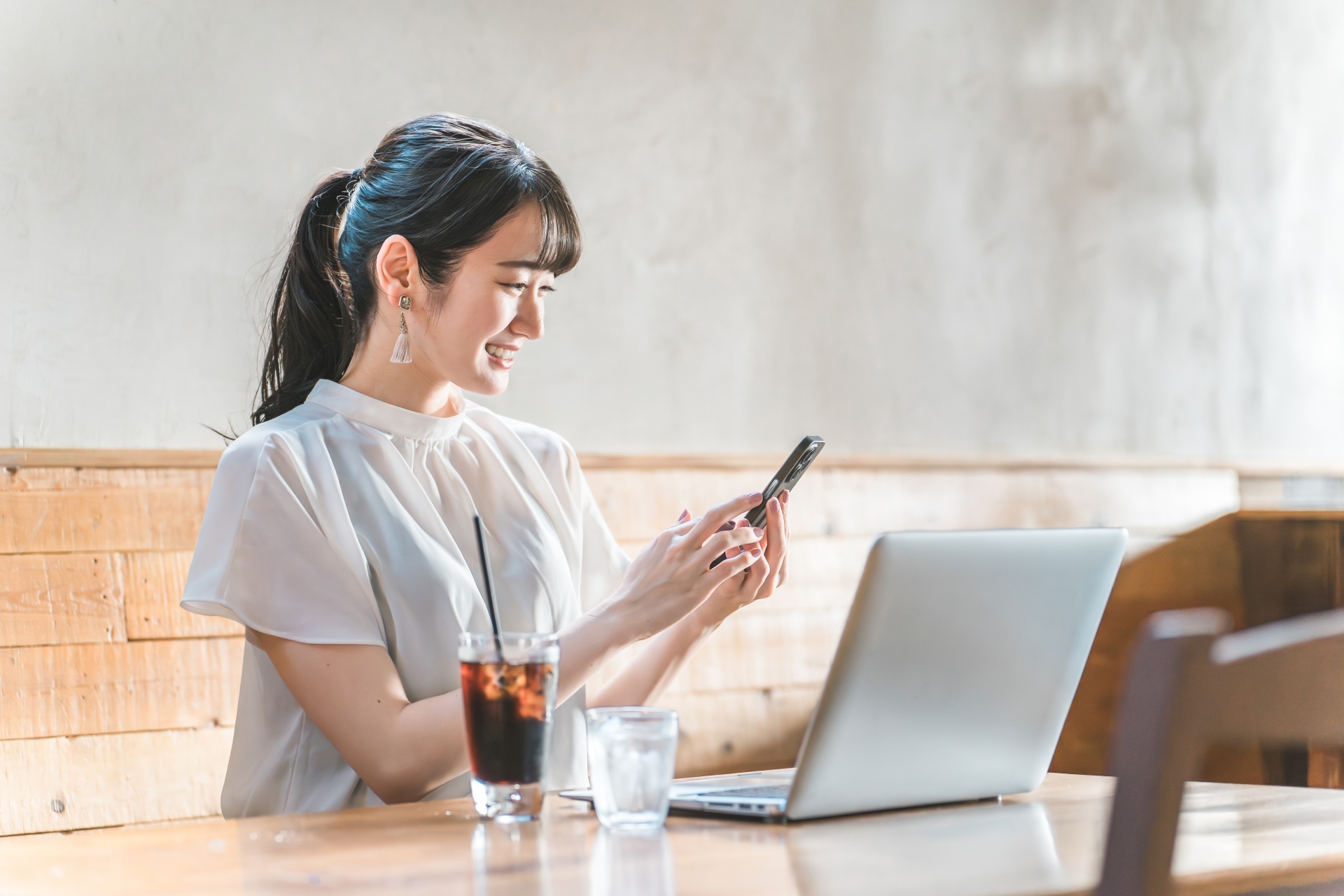 仕事の悩みを占いで相談！当たる電話占い師5選【2025年最新版】